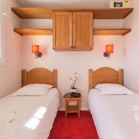 Le Hameau Du Lac S5p منتجع