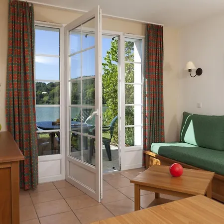 Le Hameau Du Lac S5p منتجع