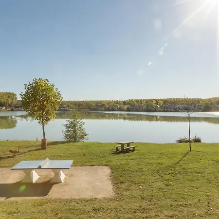 Le Hameau Du Lac S5p منتجع *