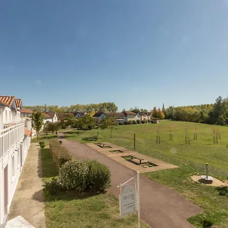 Le Hameau Du Lac S5p منتجع